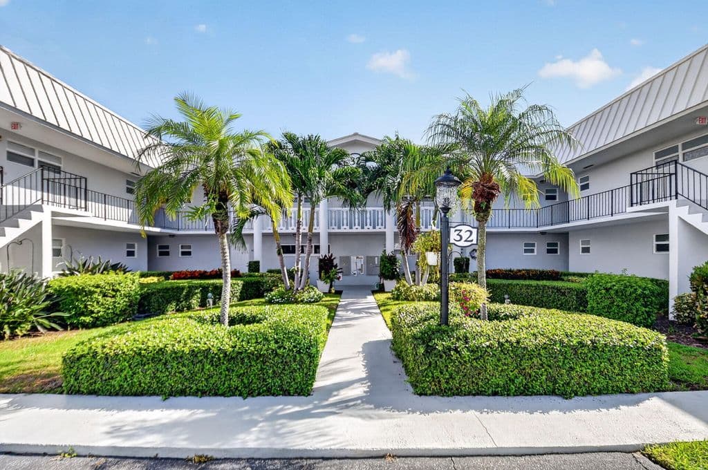 1-bedroom Condo — 32 COLONIAL CLUB Drive #102