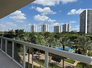 3-bedroom Condo — 20185 E Country Club Dr APT 510, Aventura, 33180