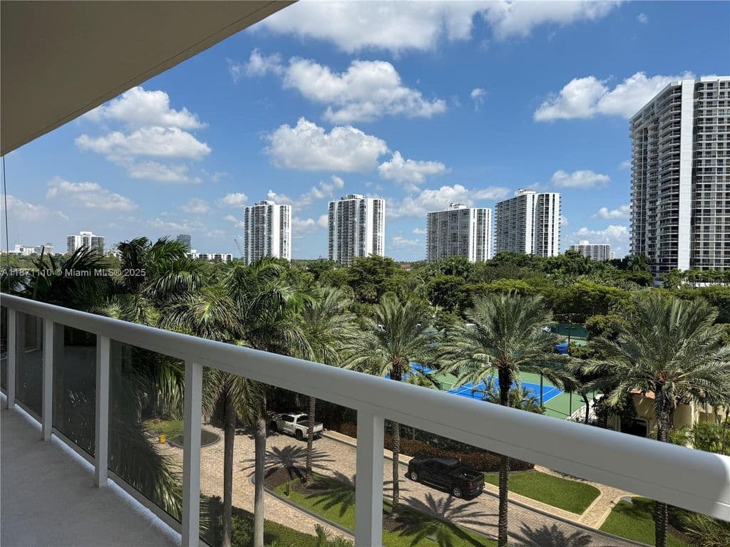 3+1 Condo — 20185 E Country Club Dr APT 510
