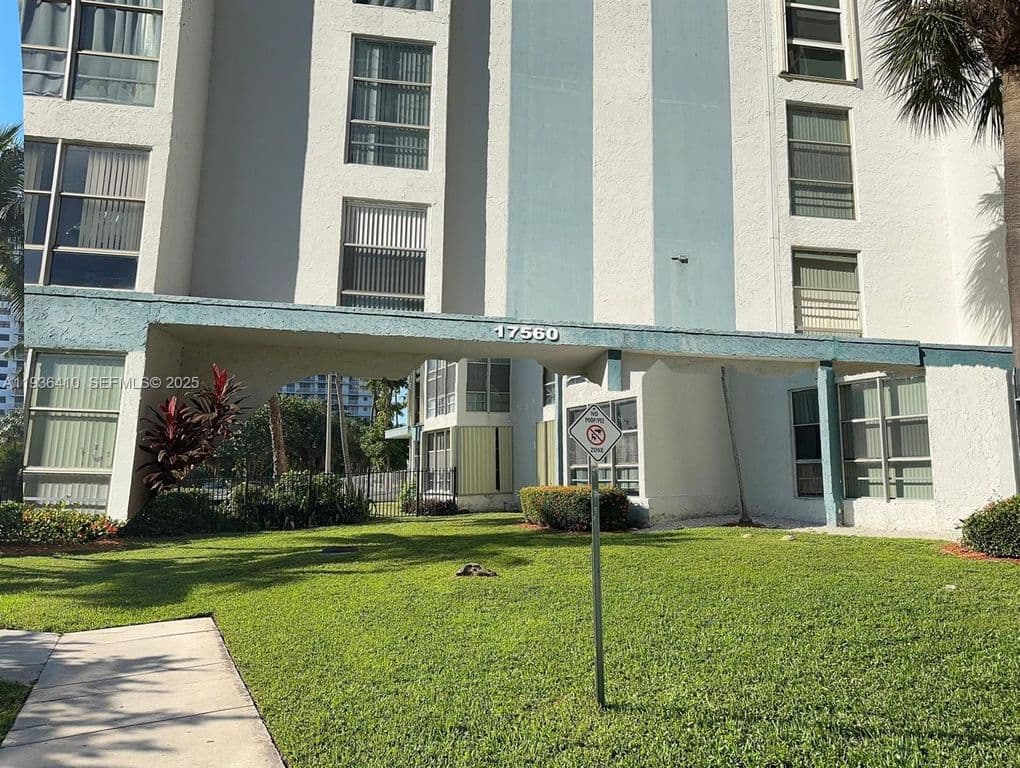 2-bedroom Condo — 17560 Atlantic Blvd APT 109
