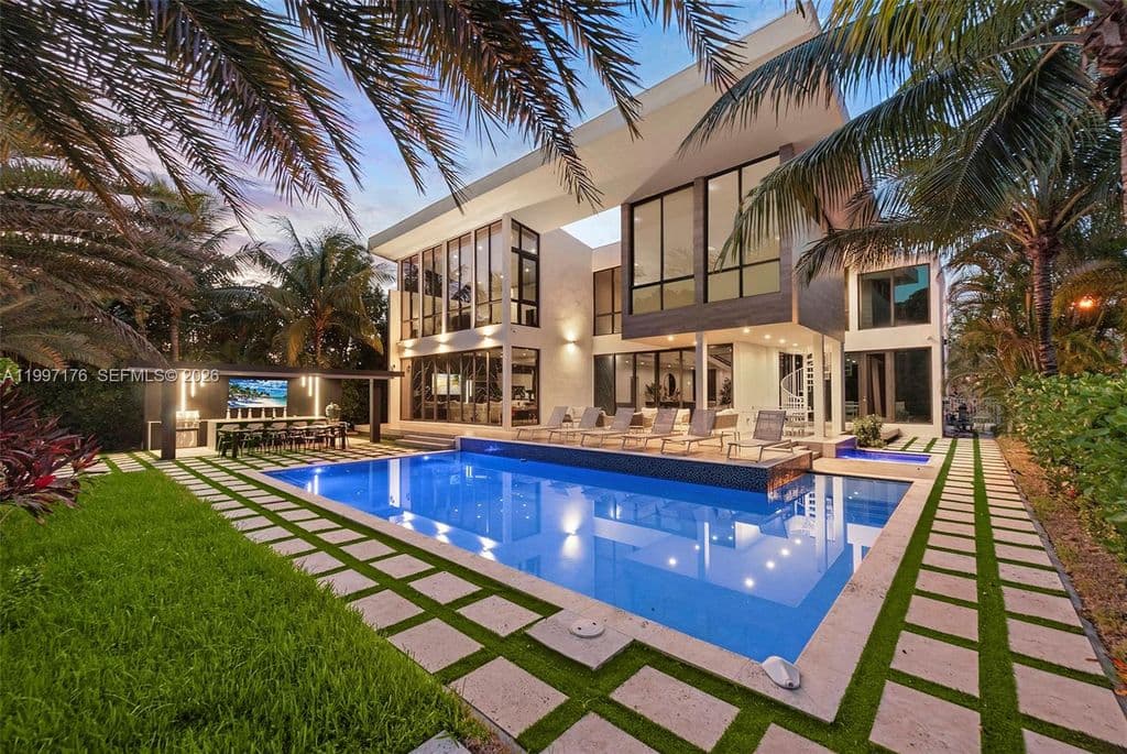 6-bedroom Single-Family Home — 521 Holiday Dr