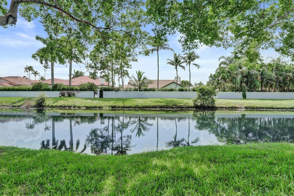 2+1 Mülk — 9993 NW 7th Street