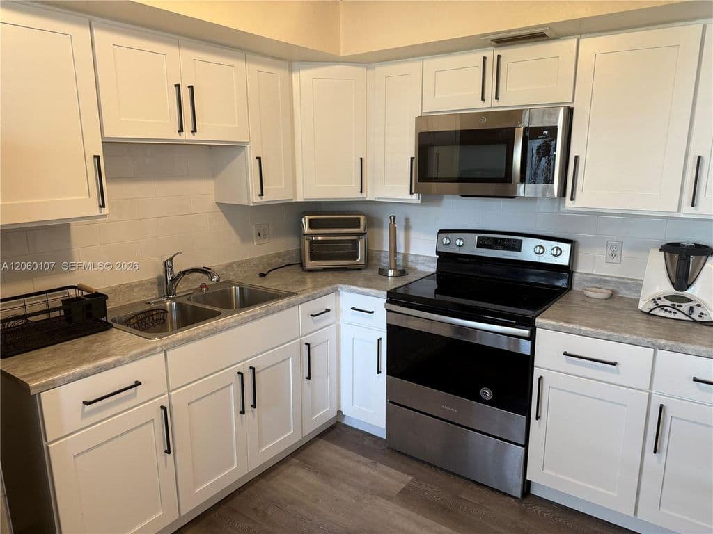 2-bedroom Condo — 3720 Harrison St APT 1
