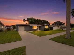 3+1 Müstakil ev — 2901 Cleveland St, Hollywood, 33020