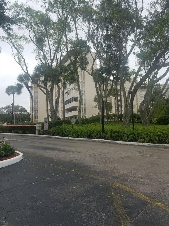 2+1 Condo — 6921 Environ Blvd APT 4P
