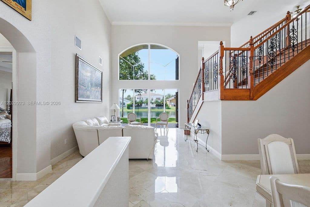 5-bedroom Single-Family Home — 18543 SW 49th St