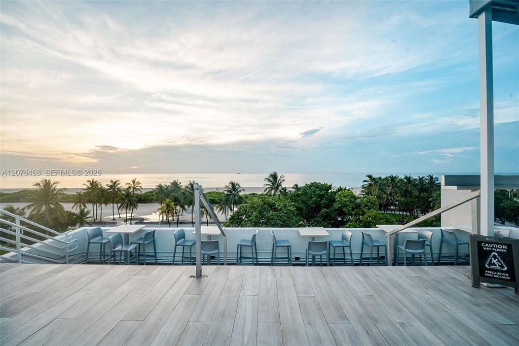 1-bedroom Condo — 1060 Ocean Dr #D206