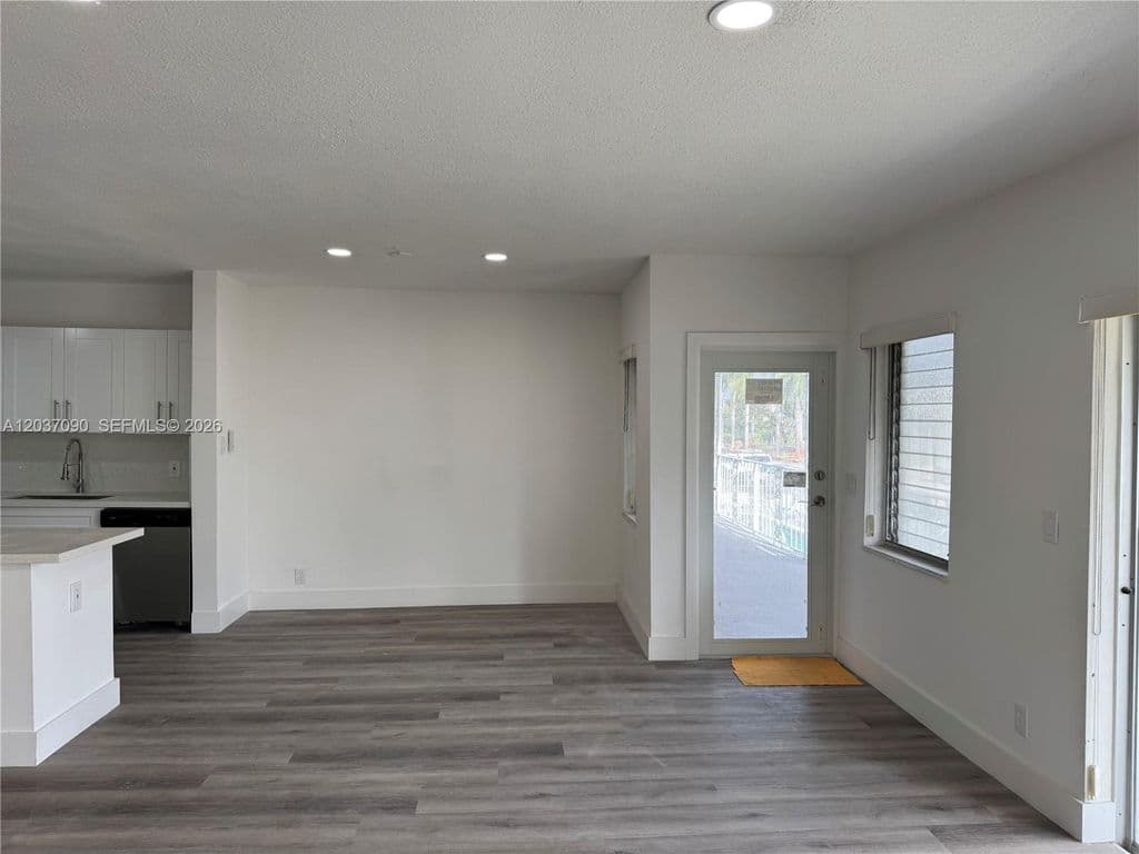 2+1 Condo — 630 Layne Blvd APT 211