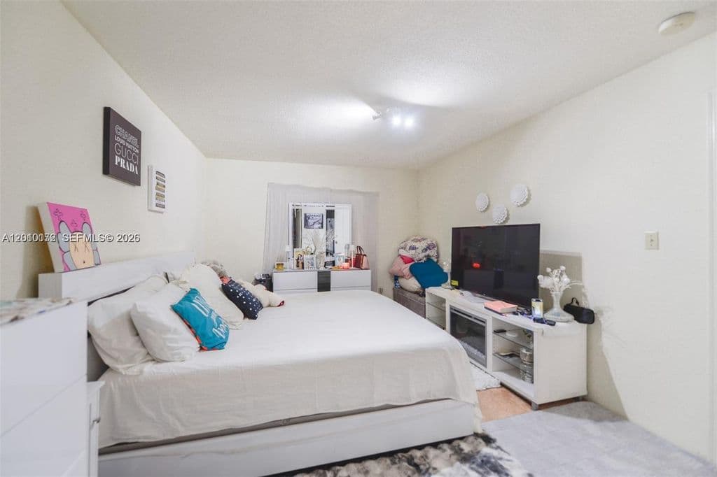 2-bedroom Condo — 875 Riverside Dr APT 735