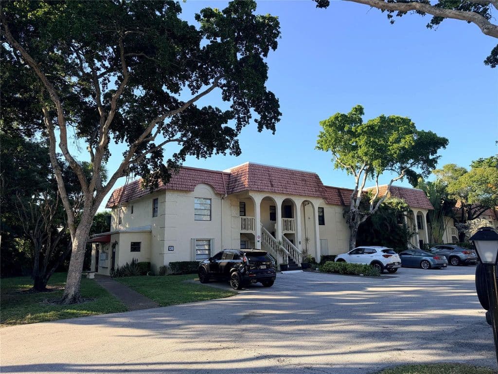2-bedroom Condo — 136 S Cypress Road #317