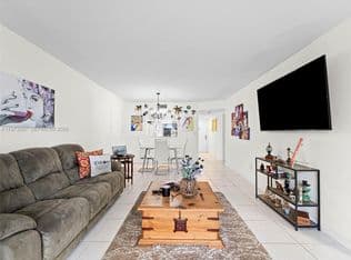 2-bedroom Condo — 901 Colony Point Cir APT 304, Pembroke Pines, 33026