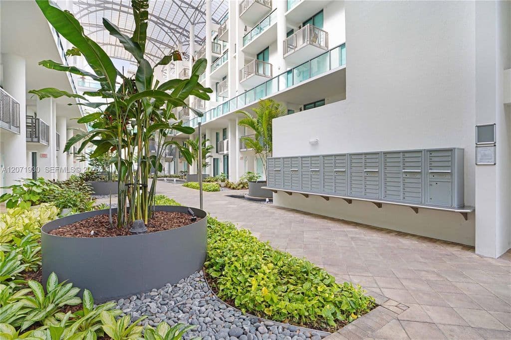 2+1 Condo — 6000 Collins Ave APT 336