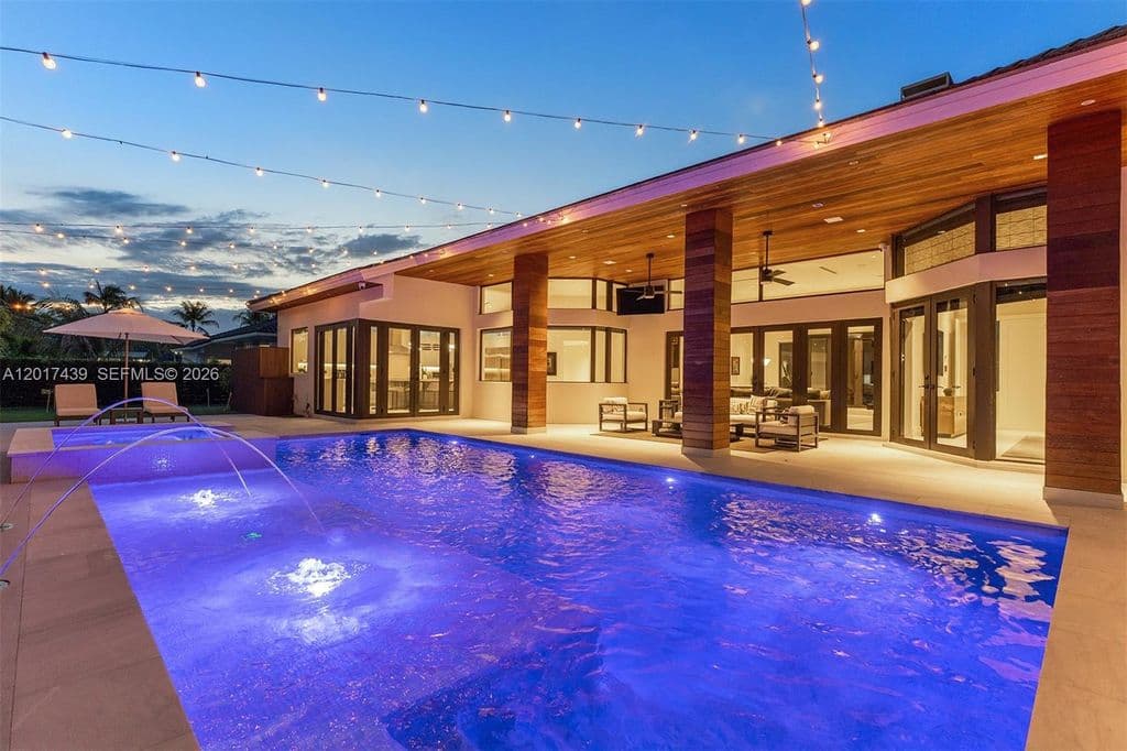 5+1 Müstakil ev — 10040 SW 124th St