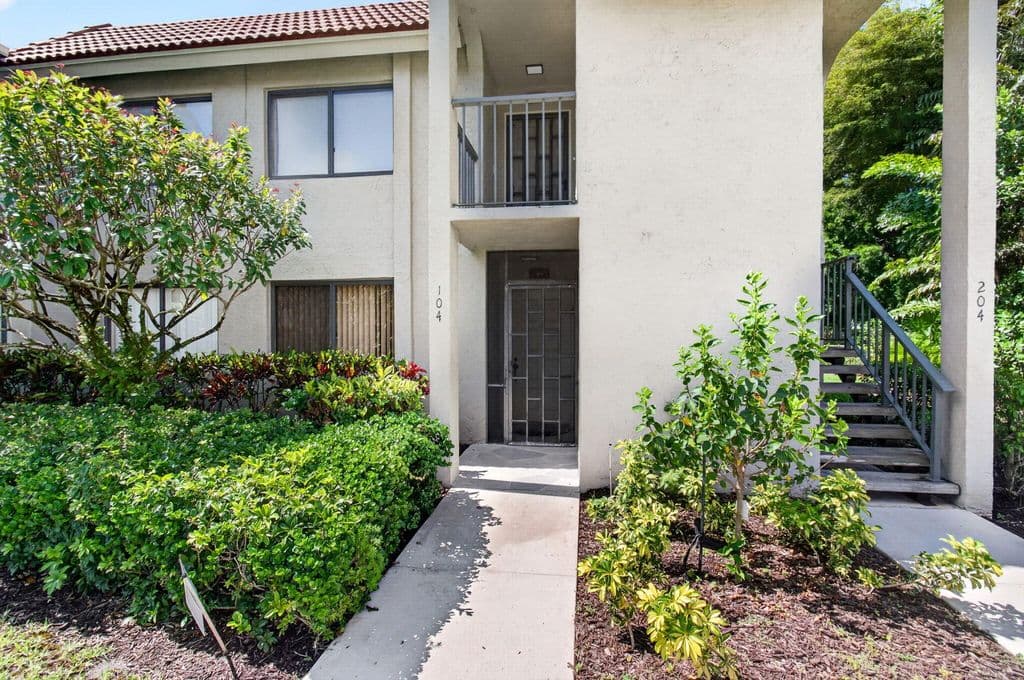 3-bedroom Condo — 5561 Fairway Park Drive #104