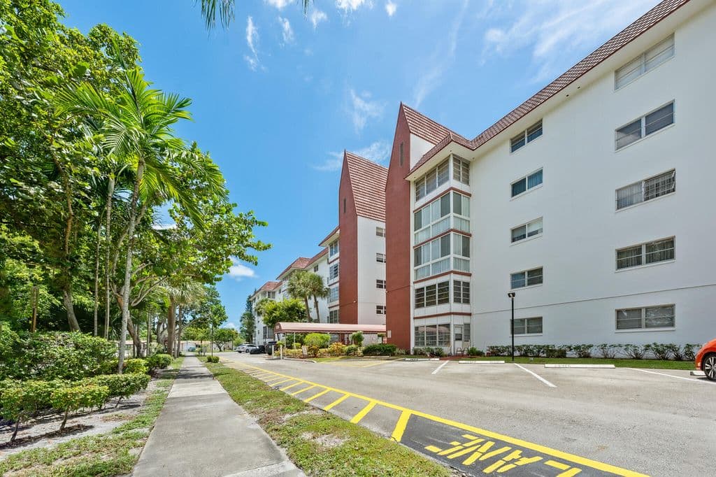 1-bedroom Condo — 4750 NW 22ND Court #408
