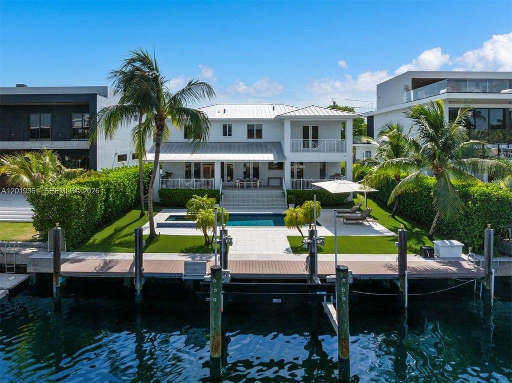 4+1 Mülk — 13040 N Bayshore Dr