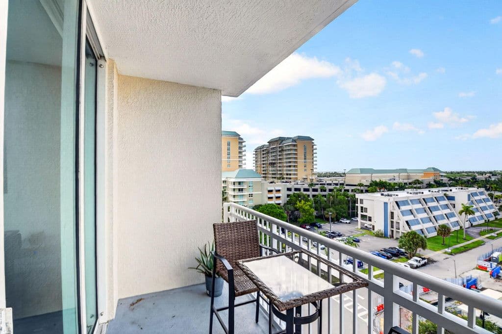 2+1 Condo — 350 N FEDERAL Highway #813