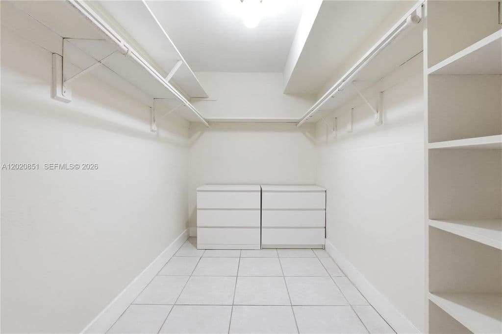 2+1 Condo — 1200 Mariposa Ave APT E104