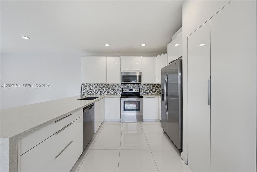 3+1 Mülk — 476 NE 194th Ter