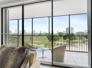 2+1 Condo — 20379 W Country Club Dr APT 536, Aventura, 33180