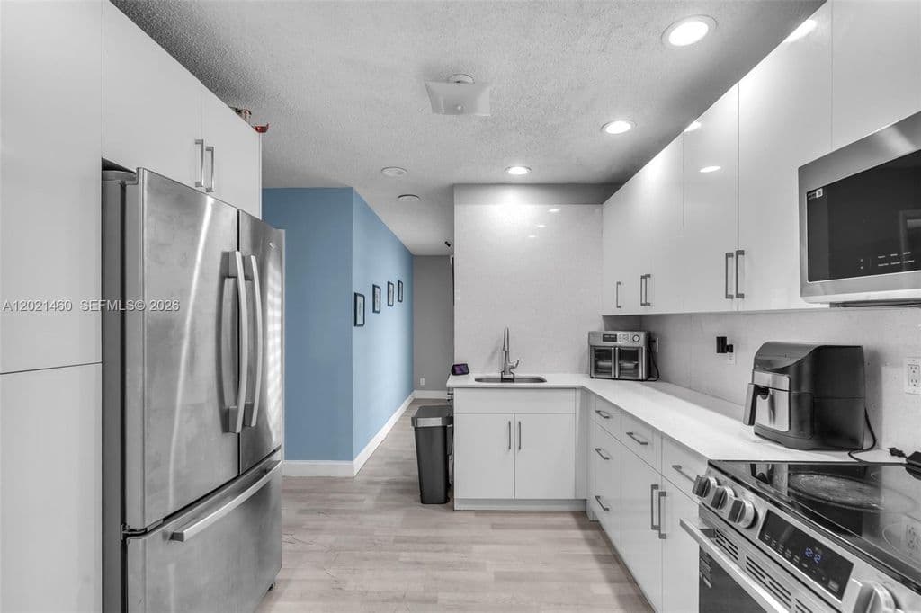 3+1 Müstakil ev — 850 NW 79th Ave