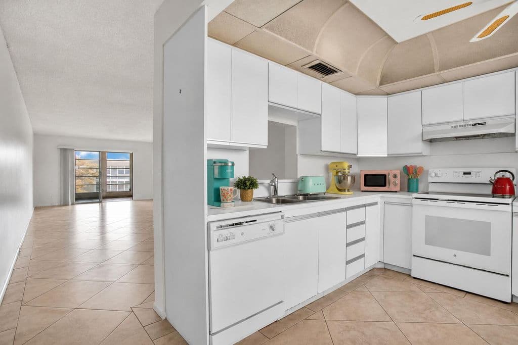 2+1 Condo — 3405 Bimini Lane #M4