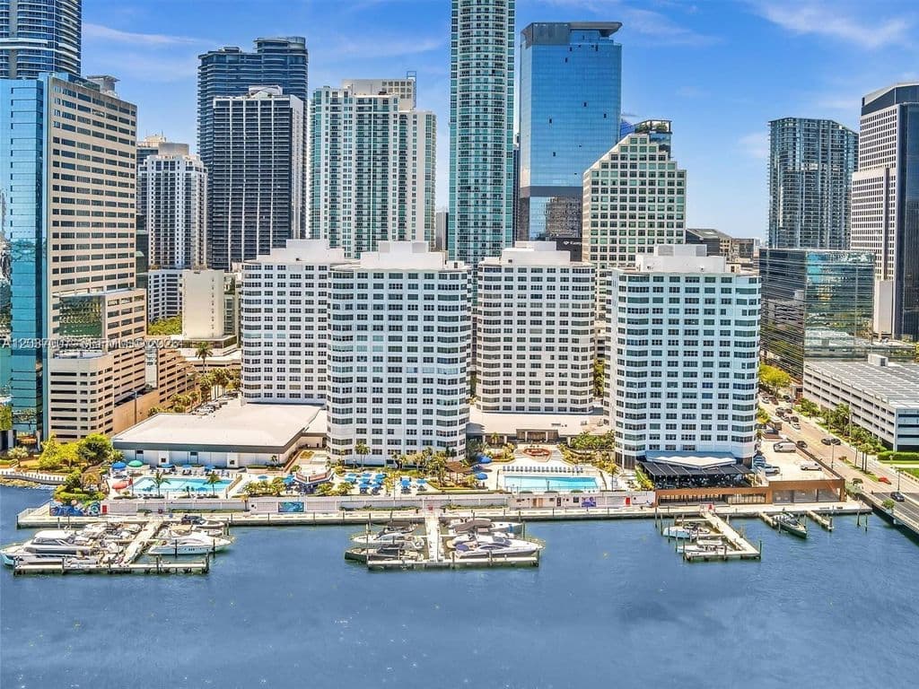 1+1 Condo — 905 Brickell Bay Dr APT 623
