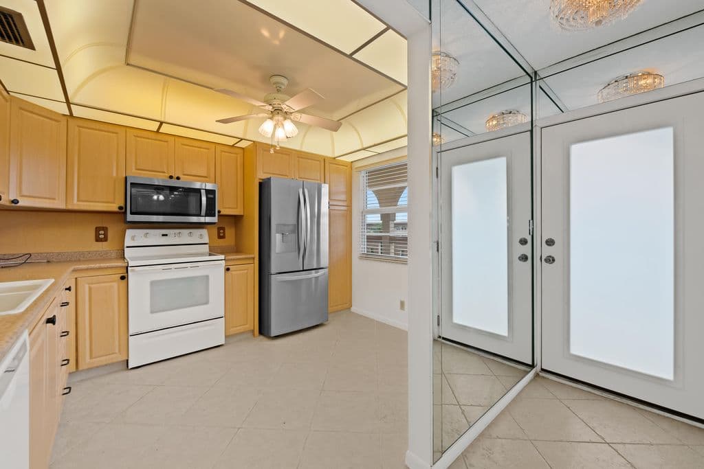 2+1 Condo — 2202 LUCAYA Bend #D4