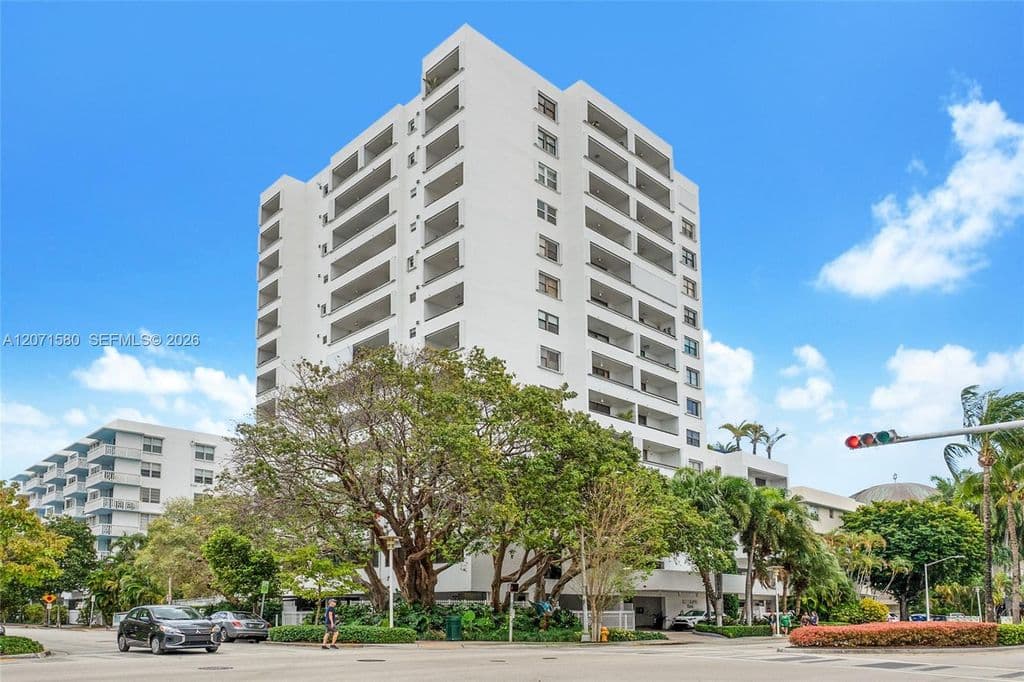 1-bedroom Condo — 1775 Washington Ave APT 5D