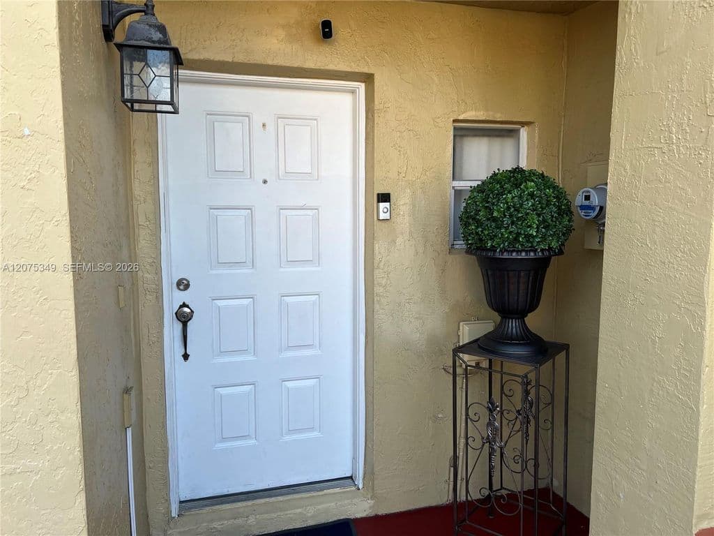 2+1 Mülk — 5214 NW 190th St