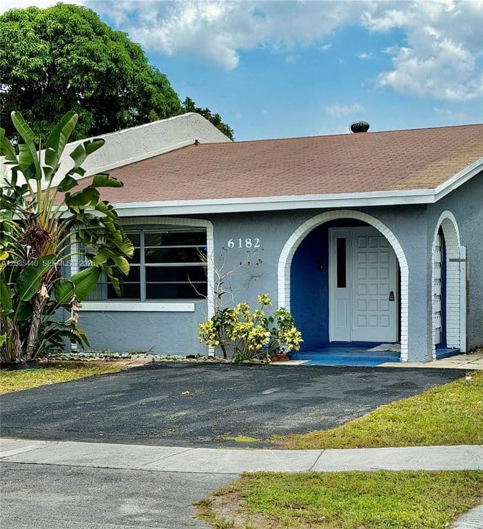 2+1 Müstakil ev — 6182 SW 4th St