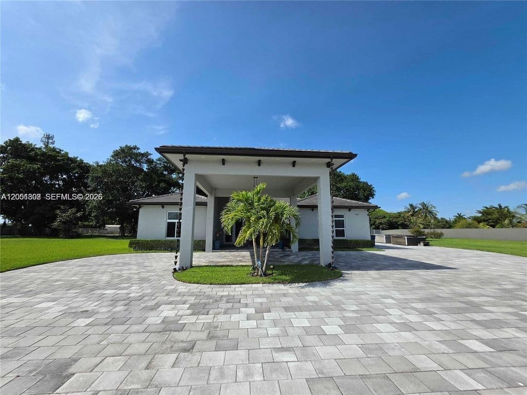5-bedroom Single-Family Home — 17575 SW 280th St