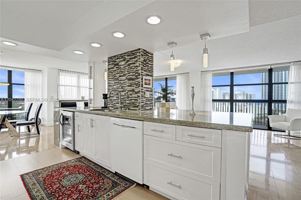 2-bedroom Condo — 400 Leslie Dr #Penthouse 1110
