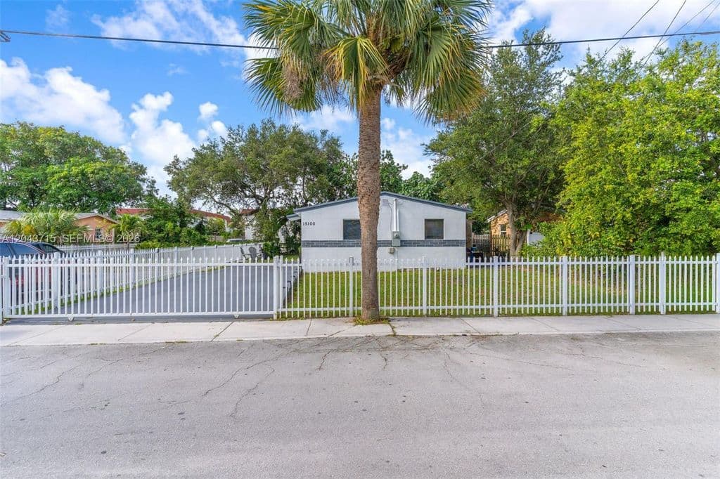 3+1 Müstakil ev — 15100 NE 14th Ct