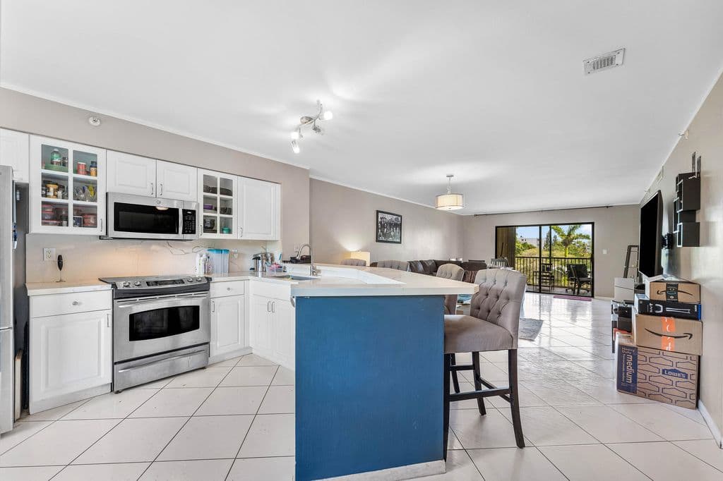2-bedroom Condo — 2205 S CYPRESS BEND Drive #302
