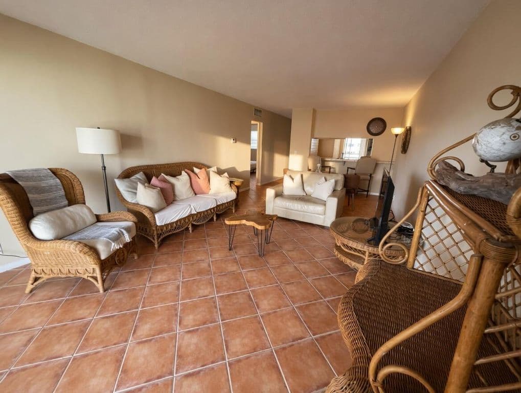 1-bedroom Condo — 1430 S Lakeside Drive #22