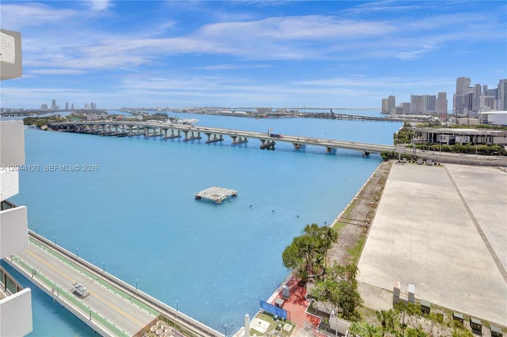 1+1 Condo — 555 NE 15th St APT 20I
