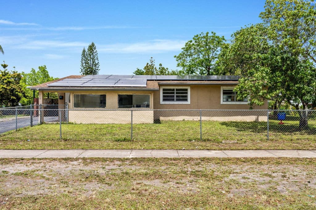 4-bedroom Single-Family Home — 670 SW 29th Avenue