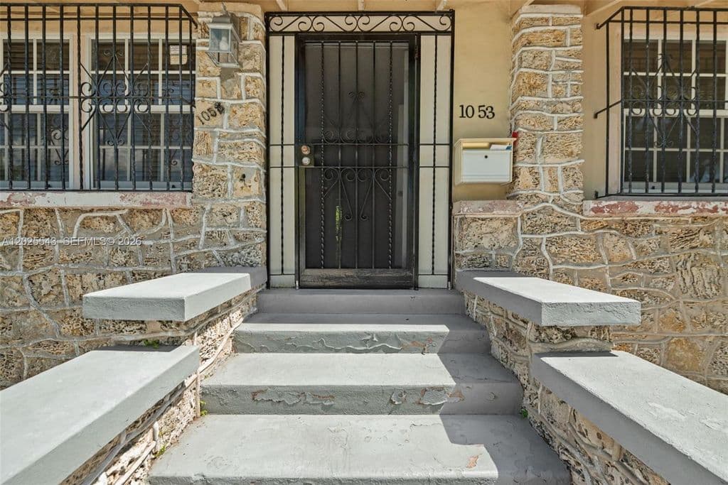 2+1 Müstakil ev — 1053 NW 28th St