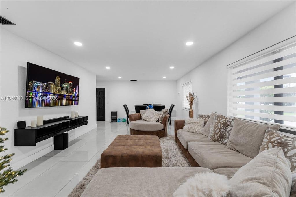 5+1 Müstakil ev — 551 SW 127th Ave