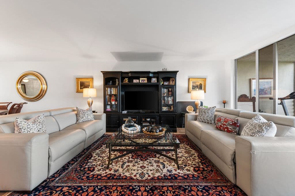 2-bedroom Condo — 3499 Oaks Way #407