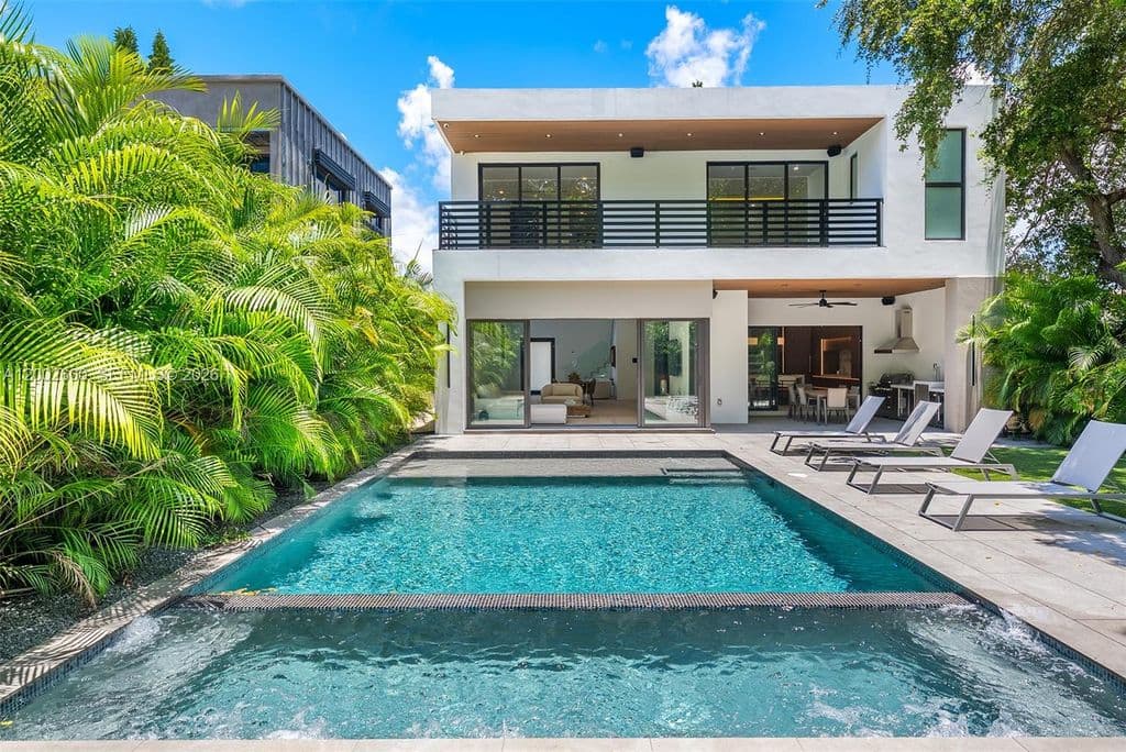 5+1 Müstakil ev — 260 NW 47th St