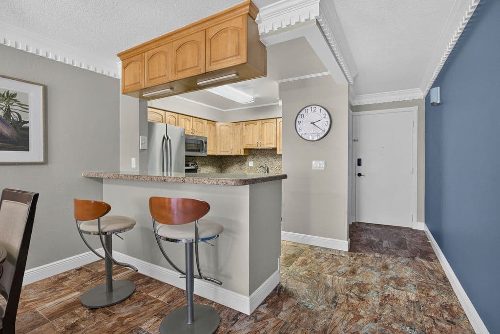 2+1 Condo — 1206 S LAKE Drive #504