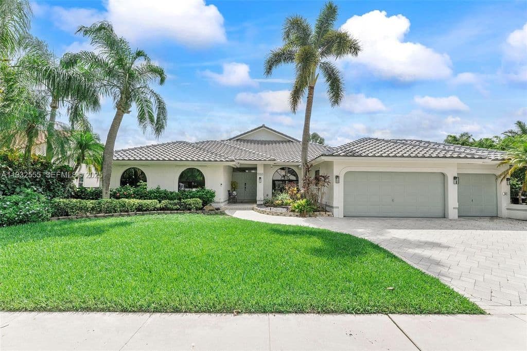 5+1 Müstakil ev — 550 NW 110th Ave