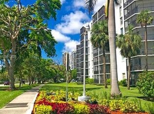 2-bedroom Condo — 3475 N Country Club Dr APT 608, Aventura, 33180