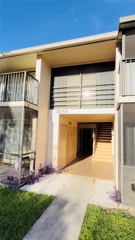 2-bedroom Condo — 5855 Washington St APT 90