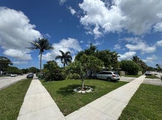 4-bedroom Property — 2200 SW 42nd Ave, Fort Lauderdale, 33317