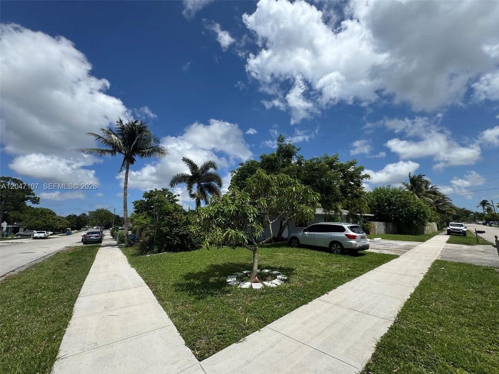 4-bedroom Property — 2200 SW 42nd Ave