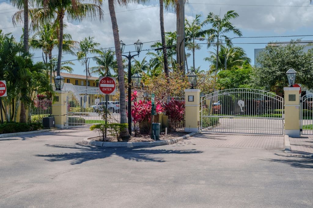 2+1 Condo — 2660 NE 8th Avenue #106