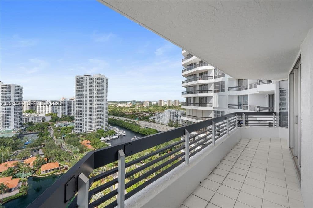 2+1 Condo — 19195 NE 36th Ct APT 2502